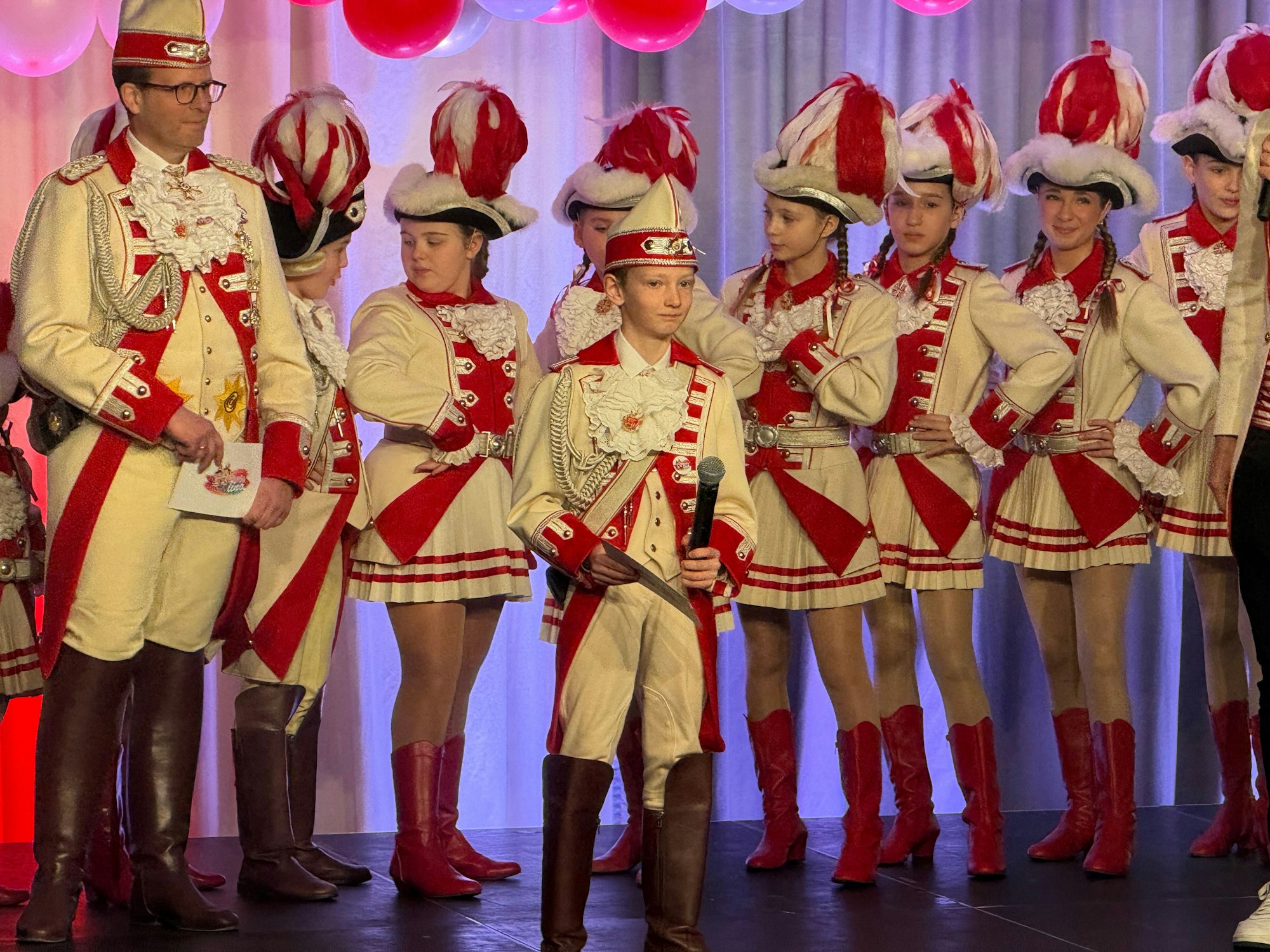 Christoph Ollig steht als Moderator auf der Bühne.