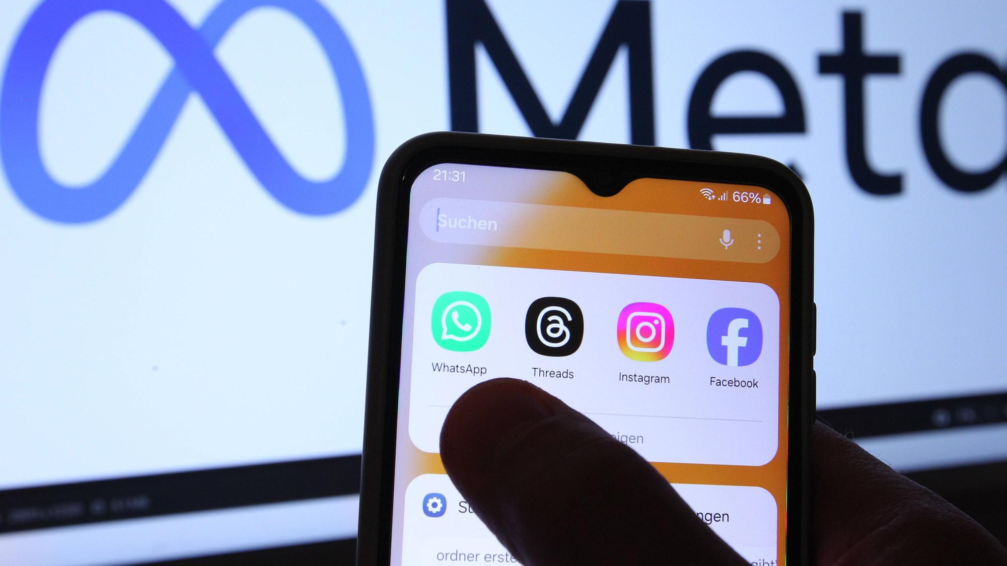 Smartphone, App-Symbole und ein Logo