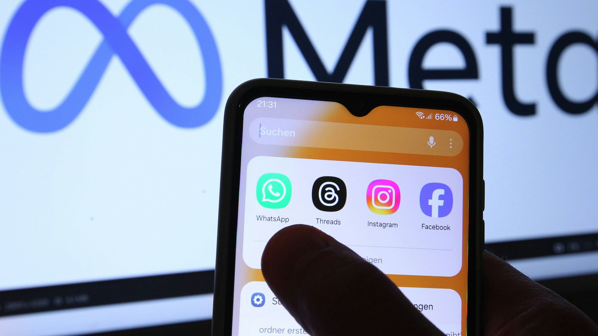 Smartphone, App-Symbole und ein Logo