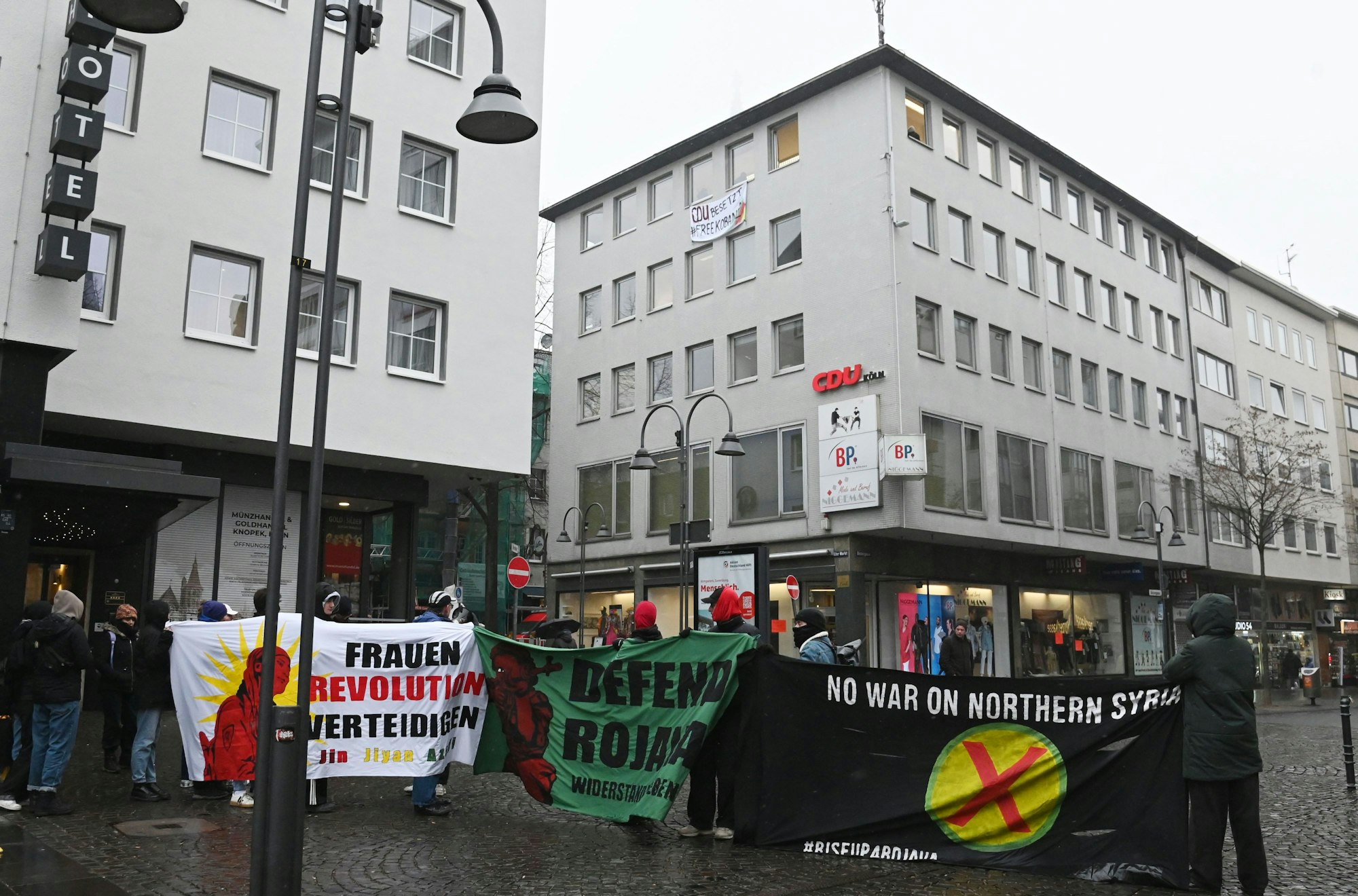 Die Kreisgeschäftsstelle der CDU wurde von Demonstrierenden besetzt.