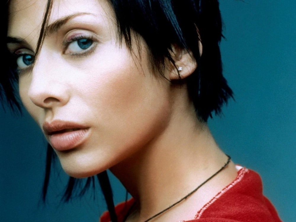 In den 90ern gab es besonders viele One Hit Wonders, darunter auch diese Dame: Natalie Imbruglia landete mit „Torn“ einen Welthit. (Bild: Sony Music)