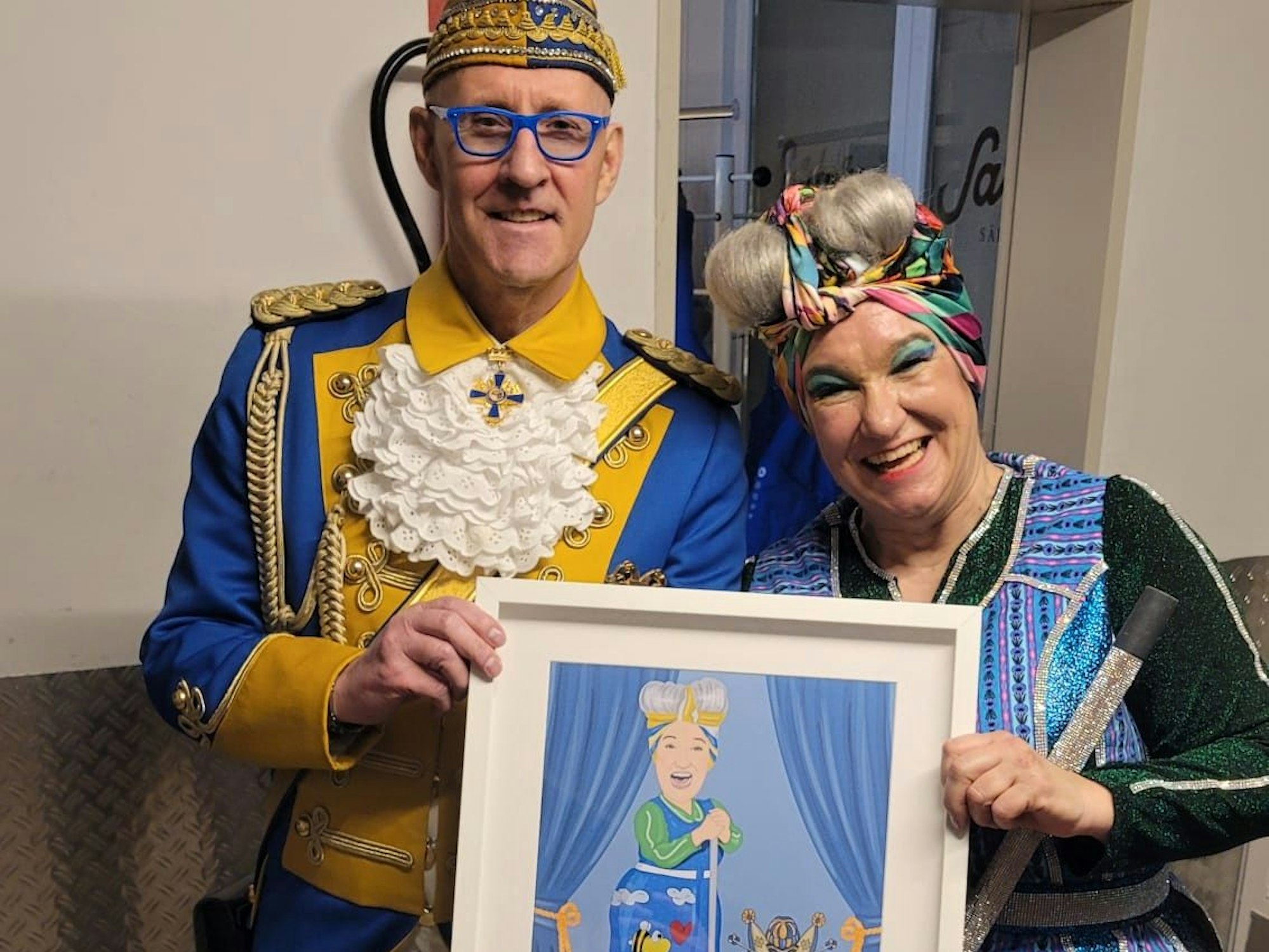 Udo Koschollek übergibt ein Bild an Achnes Kasulke.