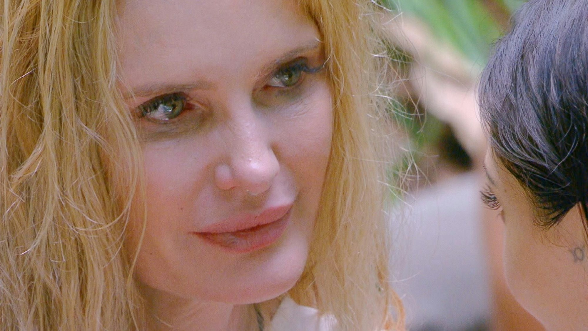 Fragenhagel für Mirja du Mont im Dschungelcamp.