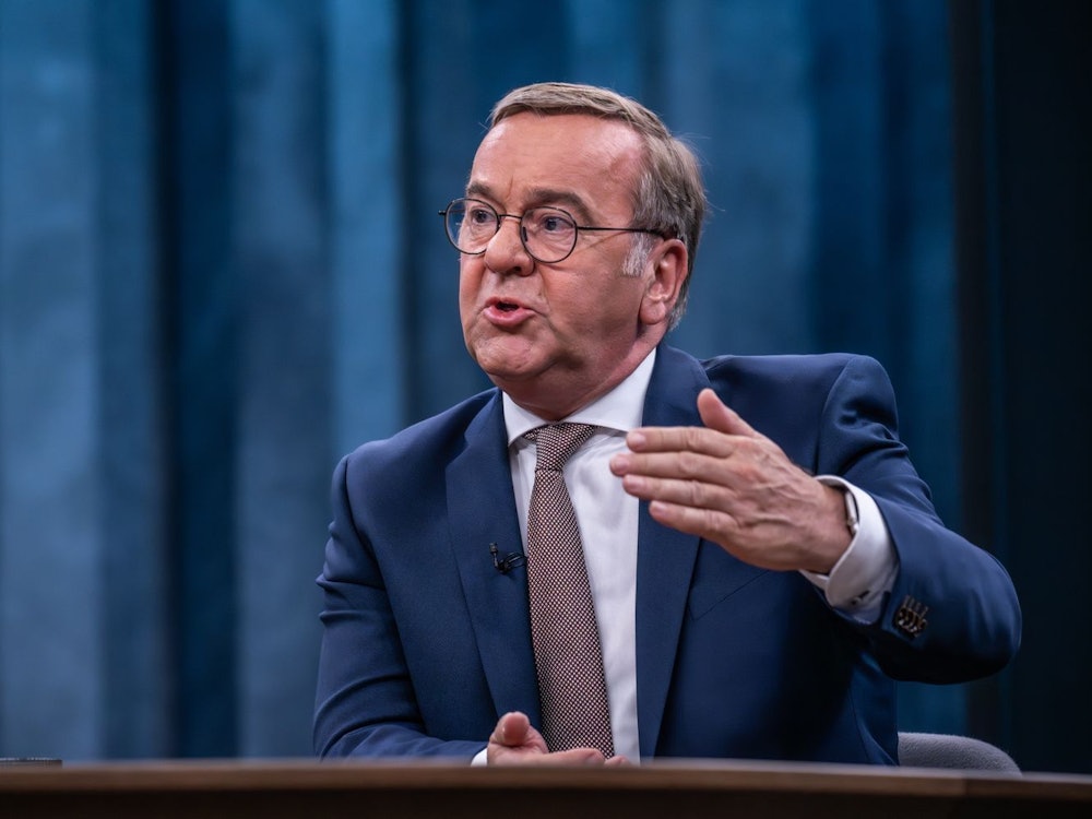 Verteidigungsminister Boris Pistorius (hier im Juni bei „Caren Miosga“) betont: „Nun dürfen wir uns nicht ins Bockshorn jagen lassen.“ (Bild: ARD/Claudius Pflug)