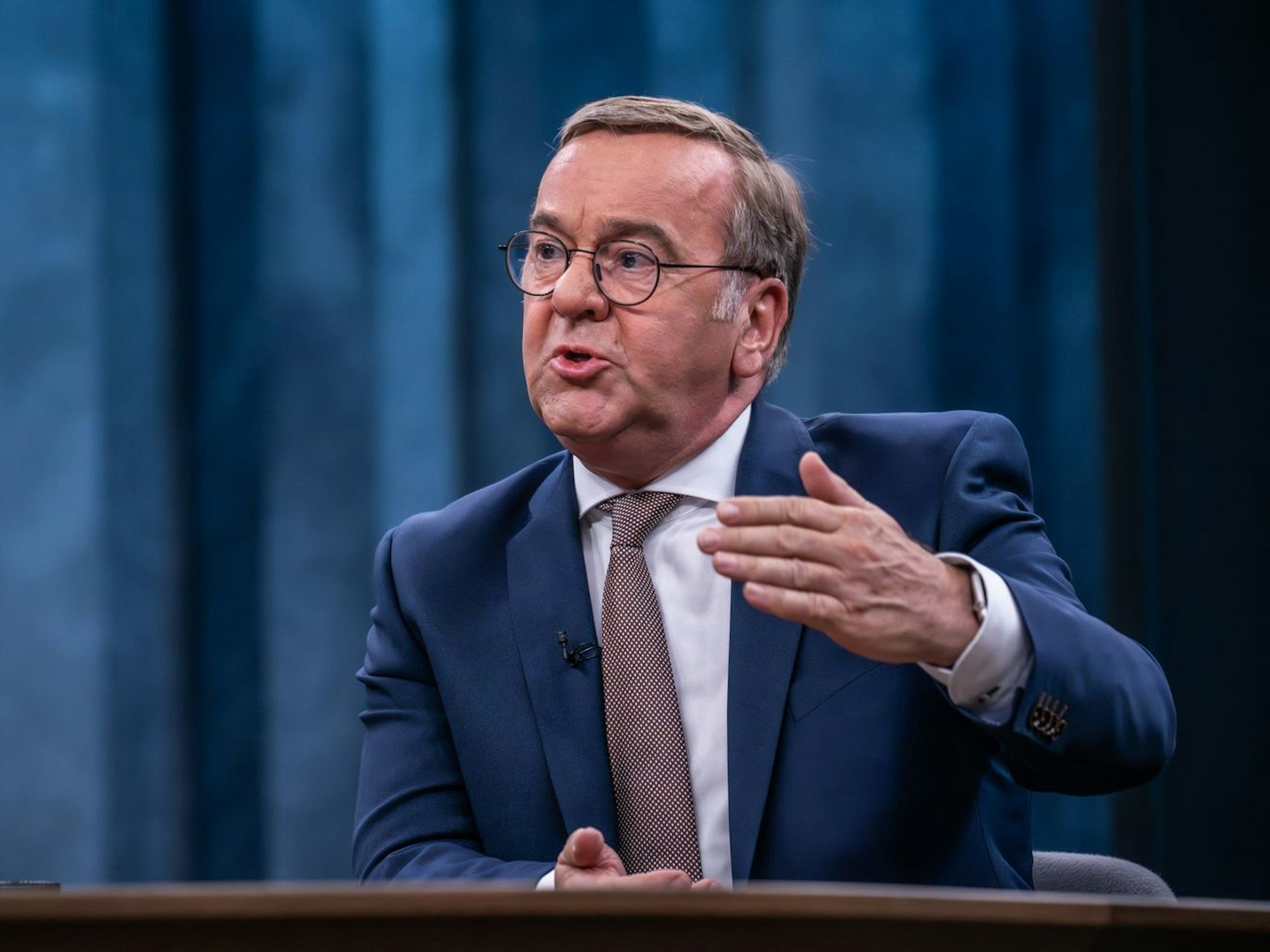 Verteidigungsminister Boris Pistorius (hier im Juni bei „Caren Miosga“) betont: „Nun dürfen wir uns nicht ins Bockshorn jagen lassen.“ (Bild: ARD/Claudius Pflug)