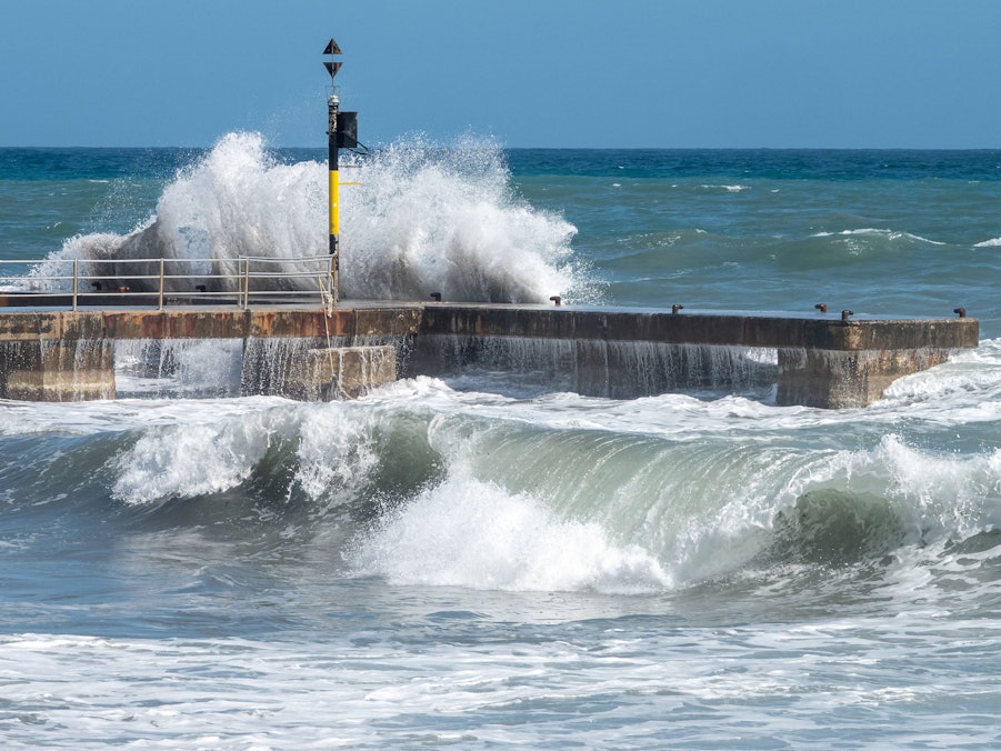 Hohe Wellen an einem Bootsanleger im Meer