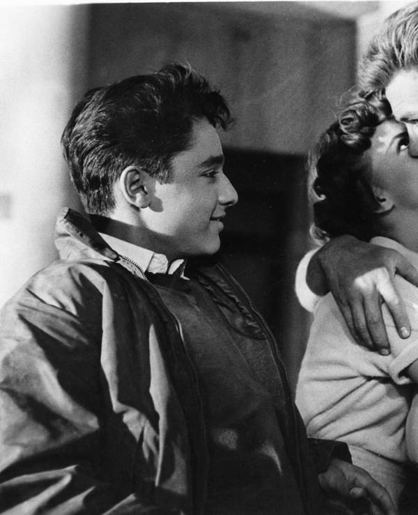 Sal Mineo (l) beobachtet James Dean (r) und Natalie Wood am Set von „Denn sie wissen nicht, was sie tun“.