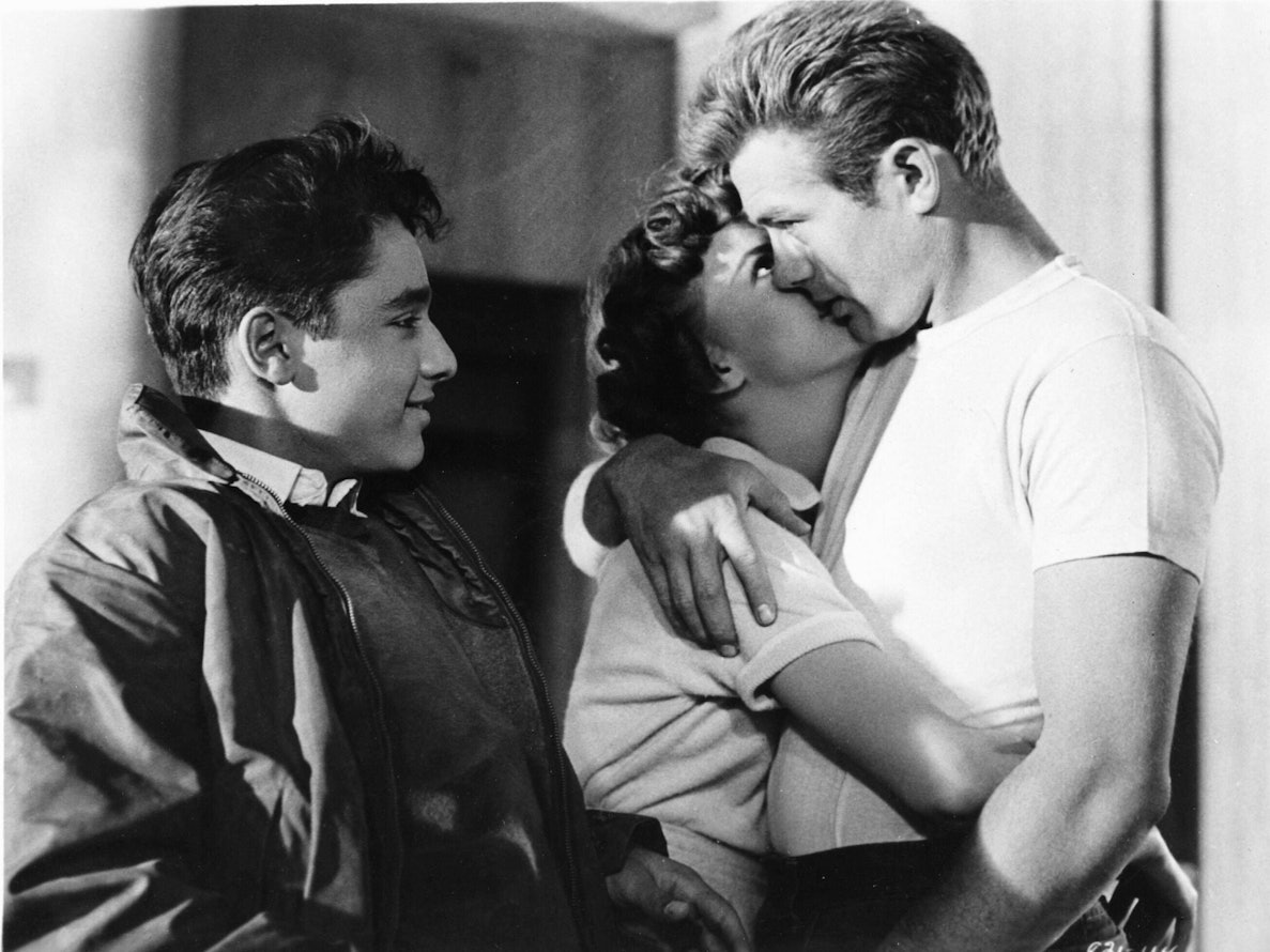 Sal Mineo (l) beobachtet James Dean (r) und Natalie Wood am Set von „Denn sie wissen nicht, was sie tun“.