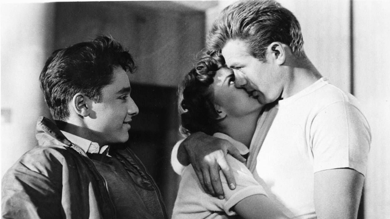 Sal Mineo (l) beobachtet James Dean (r) und Natalie Wood am Set von „Denn sie wissen nicht, was sie tun“.