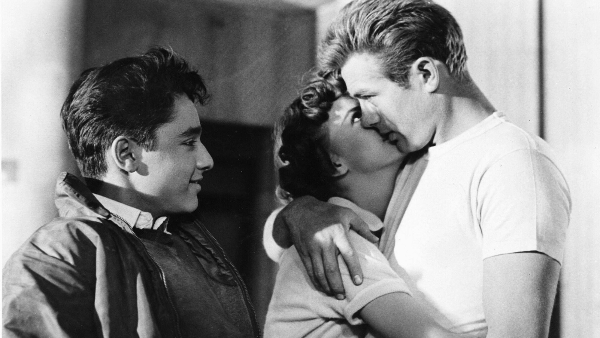 Sal Mineo (l) beobachtet James Dean (r) und Natalie Wood am Set von „Denn sie wissen nicht, was sie tun“.