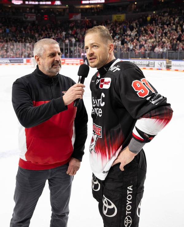 Moritz Müller beim Interview nach einem Spiel der Kölner Haie.