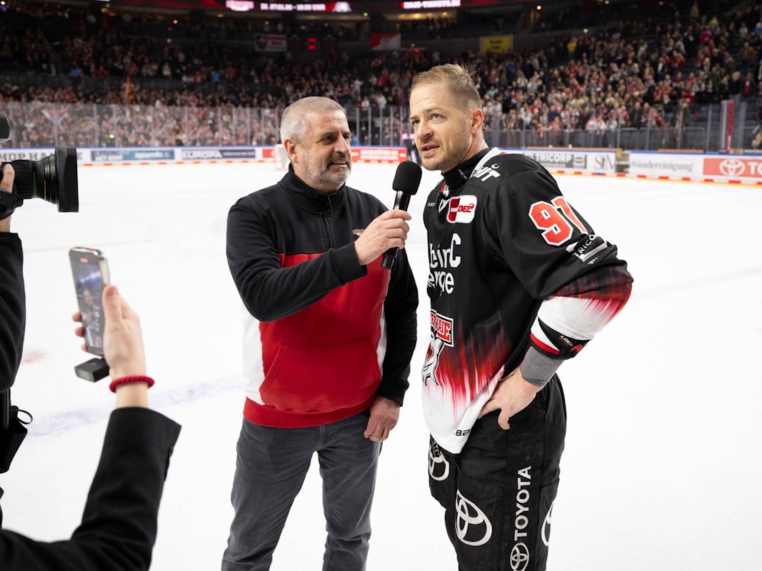Moritz Müller beim Interview nach einem Spiel der Kölner Haie.