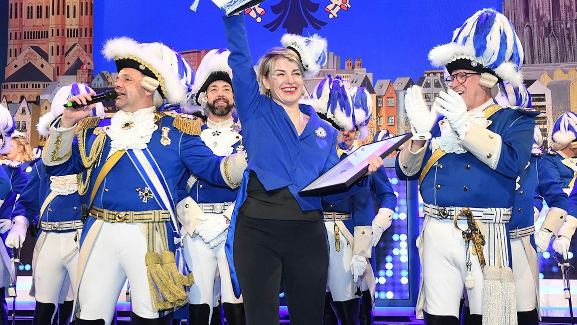 Sabine Heinrich wird bei den Blauen Funken geehrt.