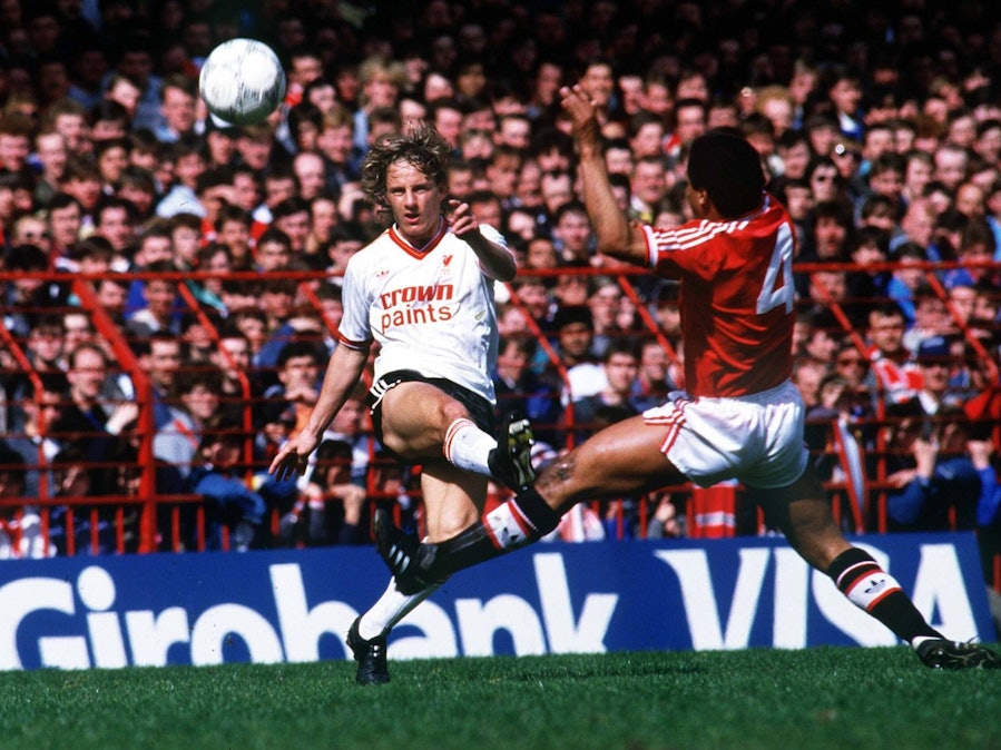 Fußballspieler Remi Moses mit Ball im Spiel