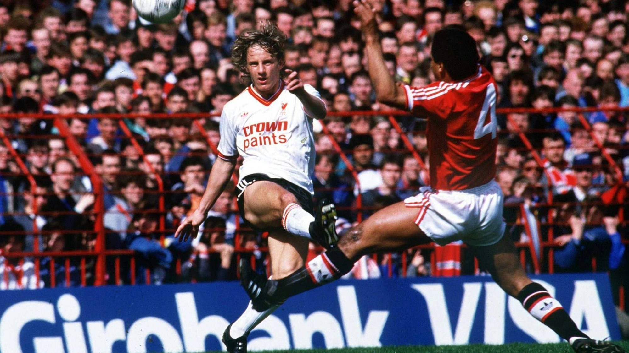 Fußballspieler Remi Moses mit Ball im Spiel