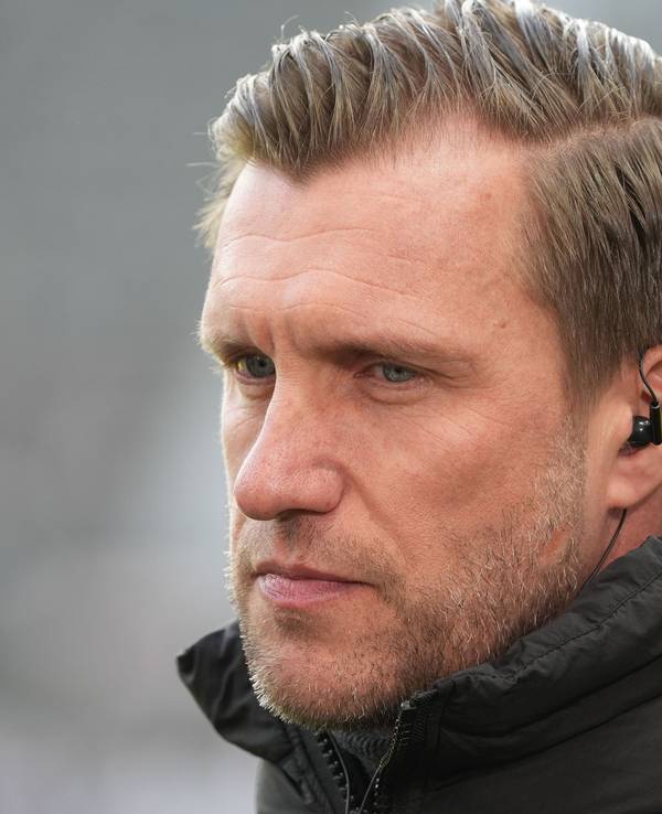 Sportvorstand Markus Krösche (Eintracht Frankfurt) schaut angespannt.