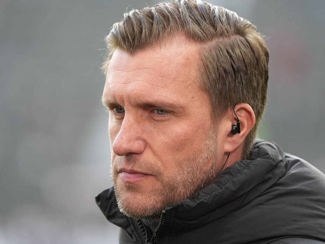 Sportvorstand Markus Krösche (Eintracht Frankfurt) schaut angespannt.