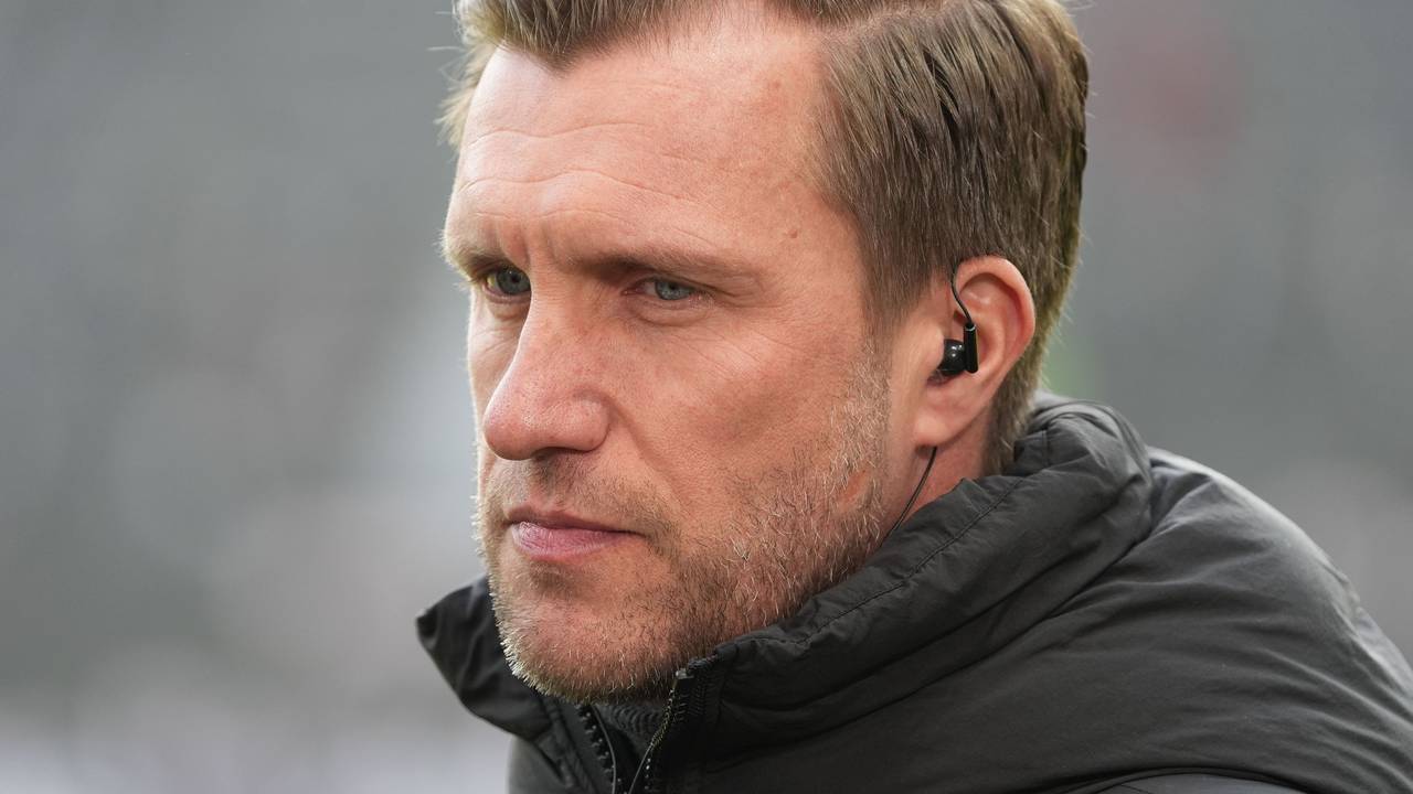 Sportvorstand Markus Krösche (Eintracht Frankfurt) schaut angespannt.