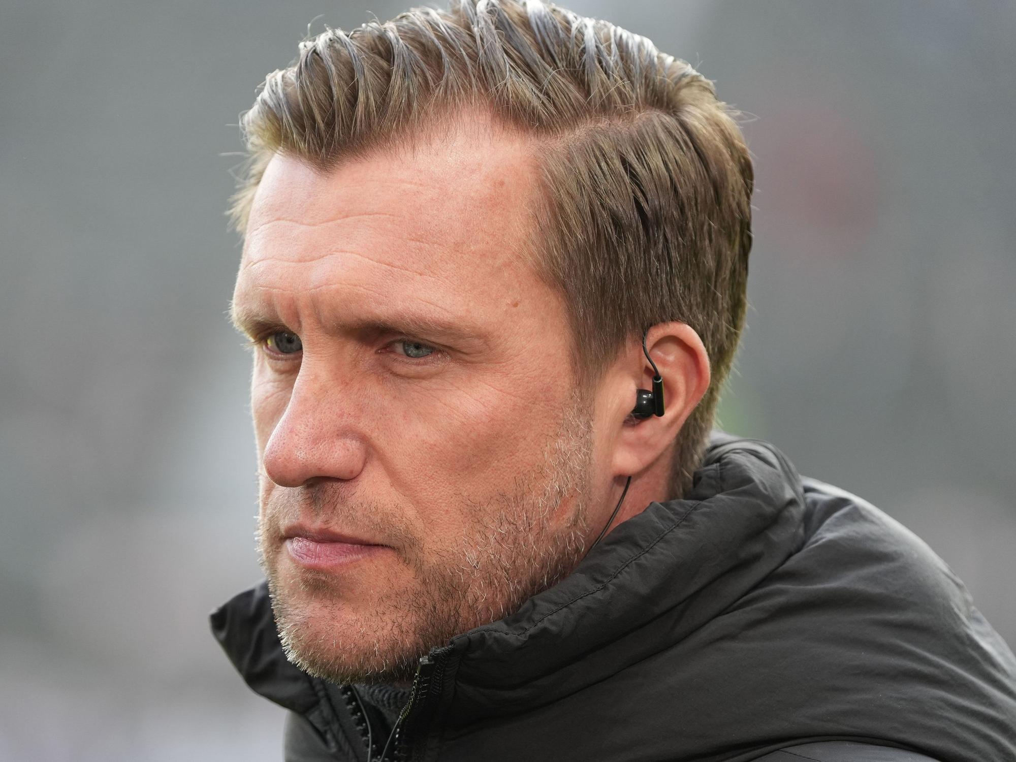 Sportvorstand Markus Krösche (Eintracht Frankfurt) schaut angespannt.