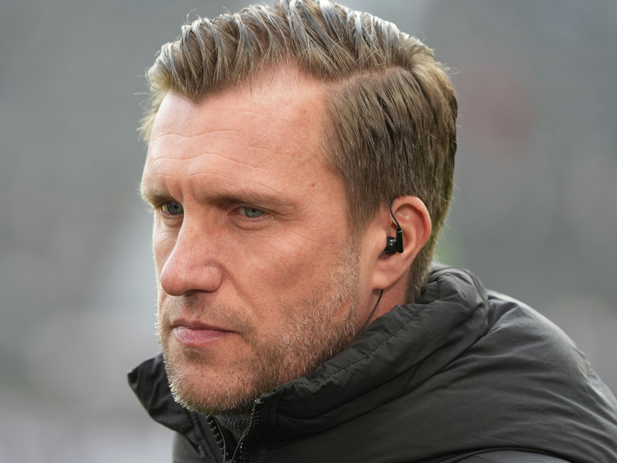 Sportvorstand Markus Krösche (Eintracht Frankfurt) schaut angespannt.
