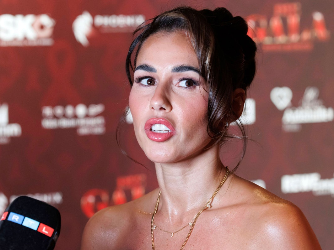 Sarah Engels spricht in ein Mikrofon