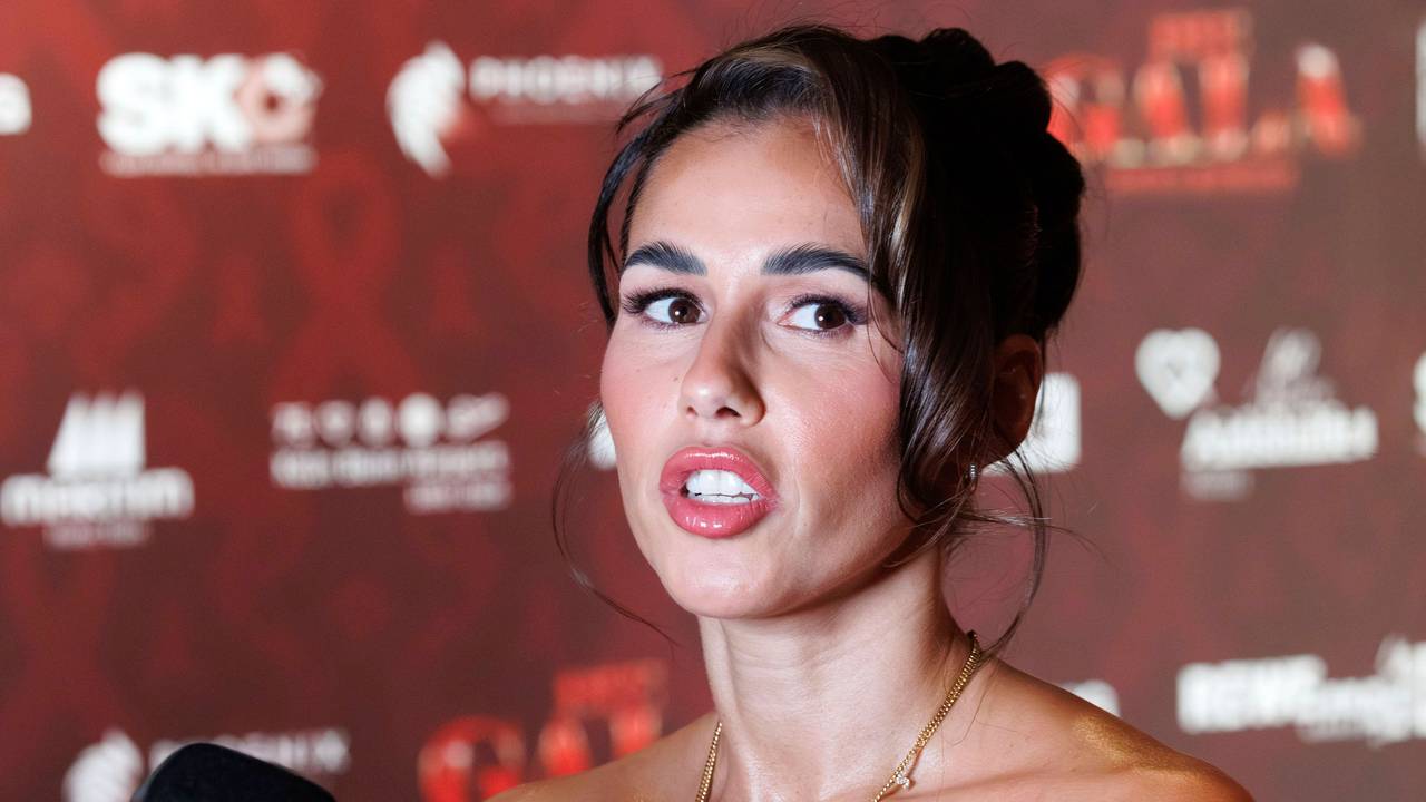 Sarah Engels spricht in ein Mikrofon
