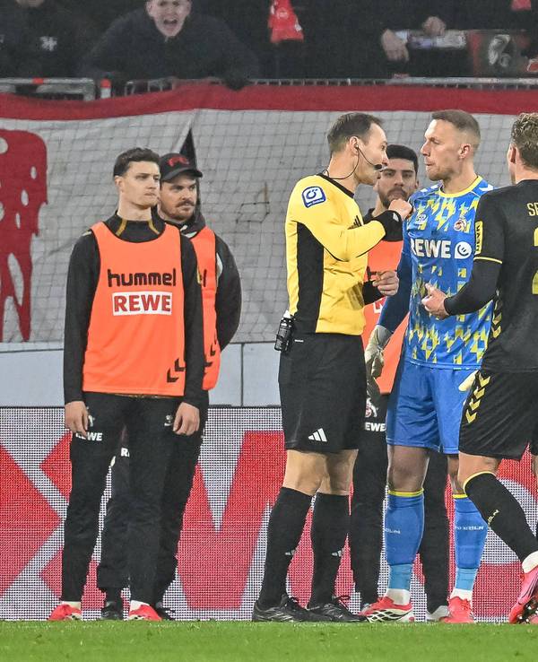 Schiedsrichter Bastian Dankert spricht mit den Spielern des 1. FC Köln.