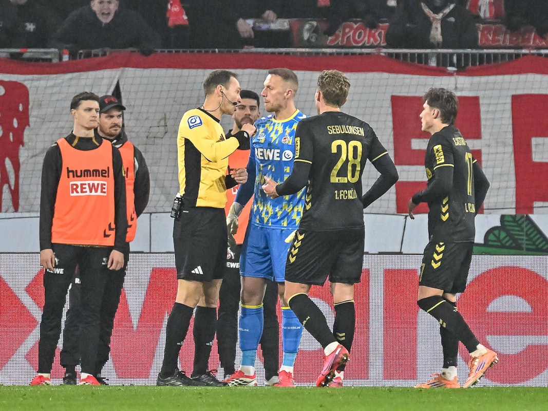 Schiedsrichter Bastian Dankert spricht mit den Spielern des 1. FC Köln.