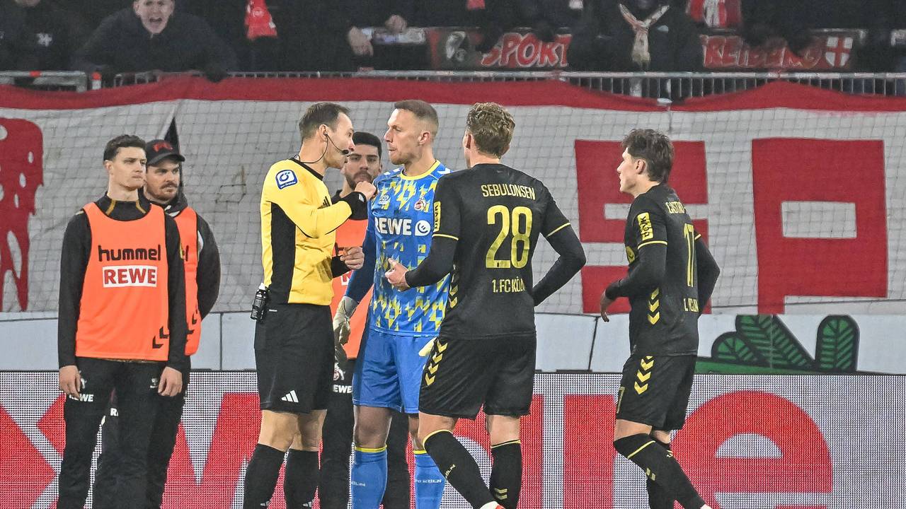 Schiedsrichter Bastian Dankert spricht mit den Spielern des 1. FC Köln.