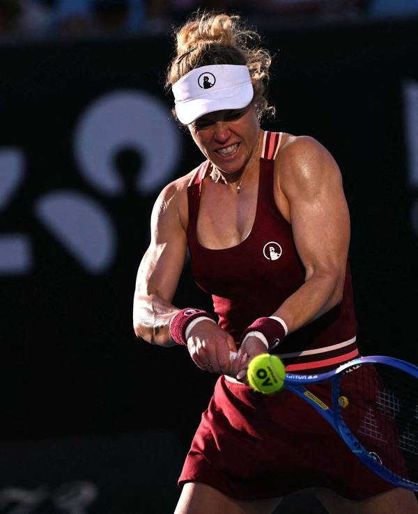 Laura Siegemund schlägt den Ball während ihrer siegreichen Erstrunden-Partie bei den Australian Open in Melbourne.