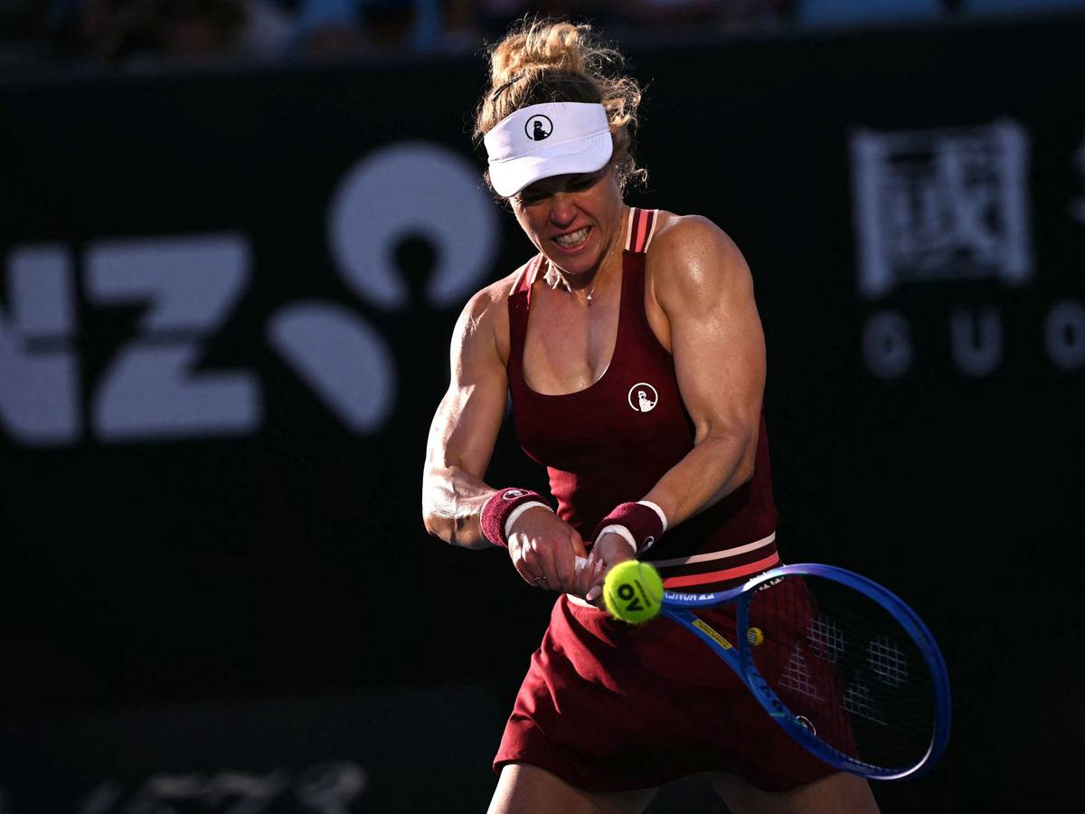 Laura Siegemund schlägt den Ball während ihrer siegreichen Erstrunden-Partie bei den Australian Open in Melbourne.