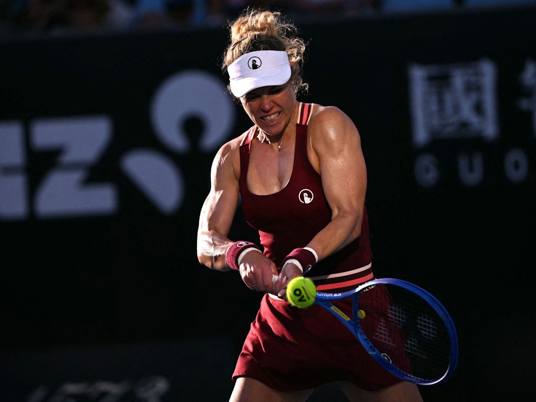 Laura Siegemund schlägt den Ball während ihrer siegreichen Erstrunden-Partie bei den Australian Open in Melbourne.