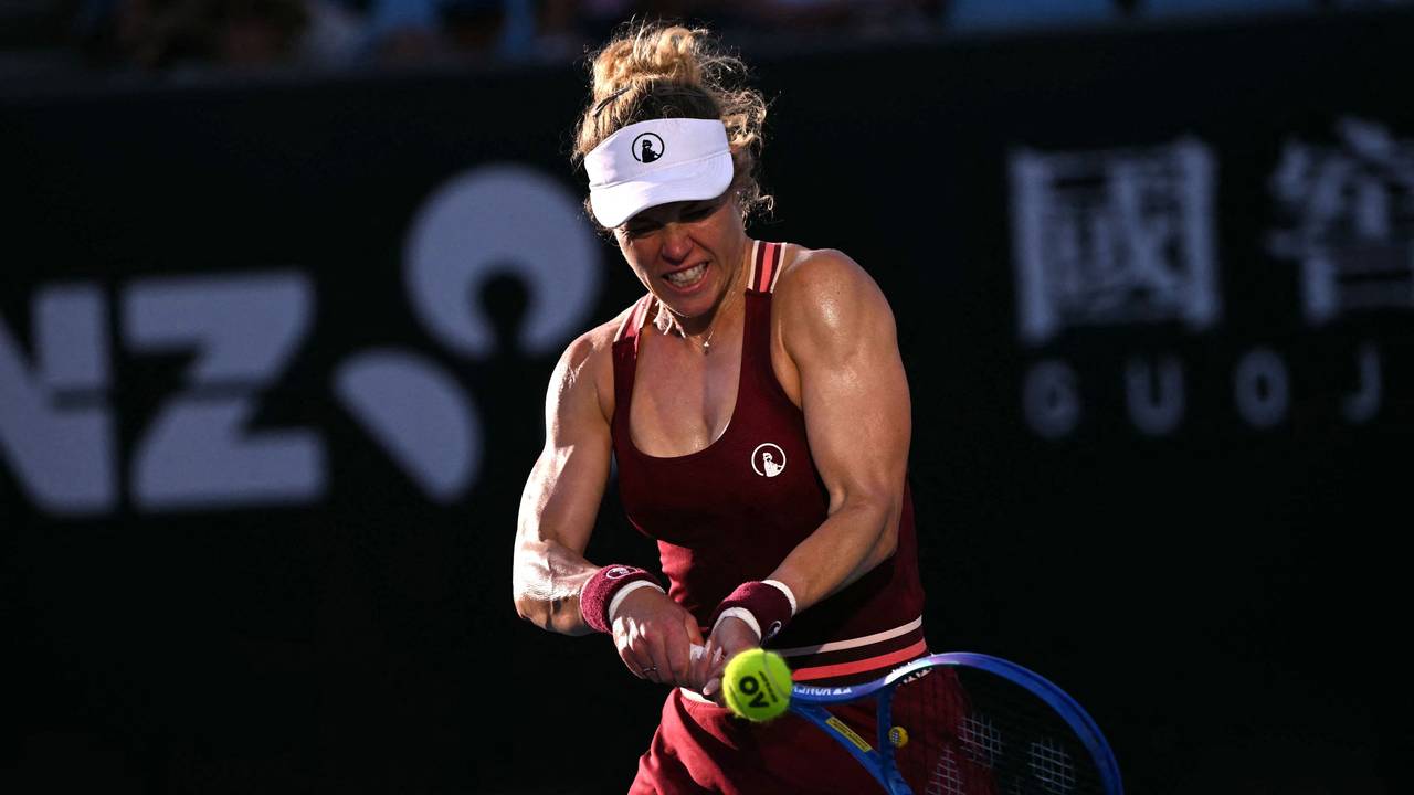 Laura Siegemund schlägt den Ball während ihrer siegreichen Erstrunden-Partie bei den Australian Open in Melbourne.