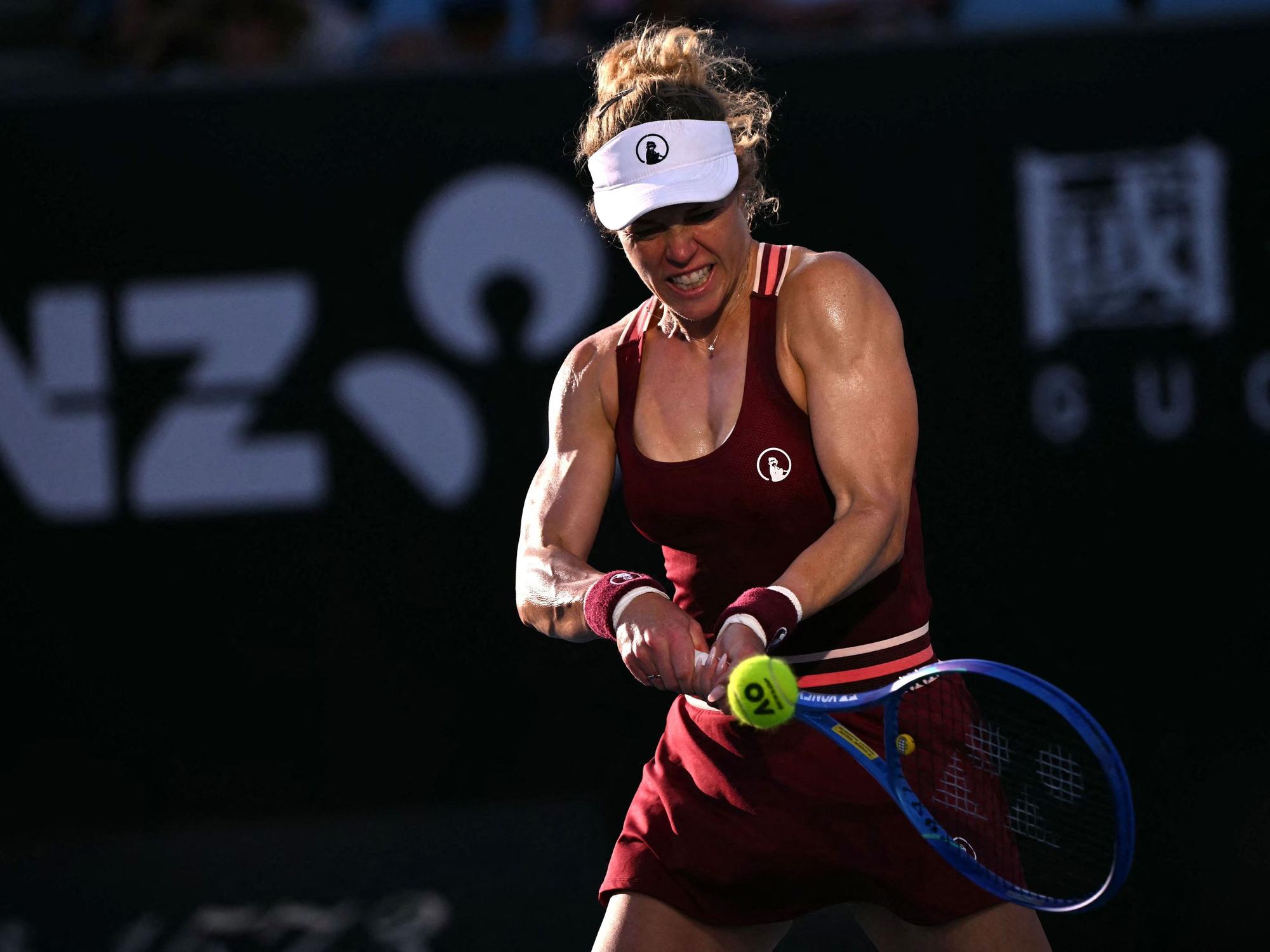 Laura Siegemund schlägt den Ball während ihrer siegreichen Erstrunden-Partie bei den Australian Open in Melbourne.