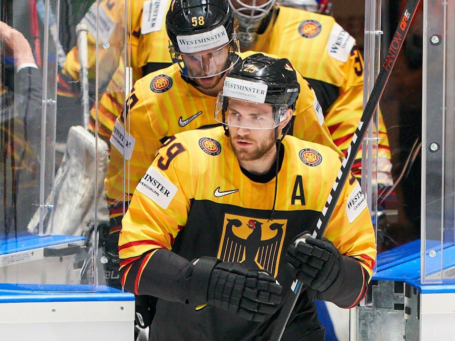 Leon Draisaitl geht bei einem Eishockey-Länderspiel aufs Eis.