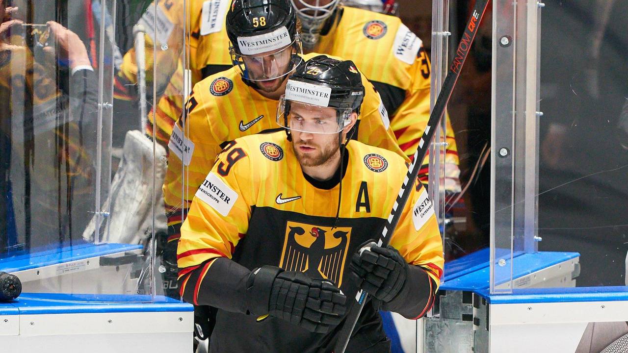 Leon Draisaitl geht bei einem Eishockey-Länderspiel aufs Eis.