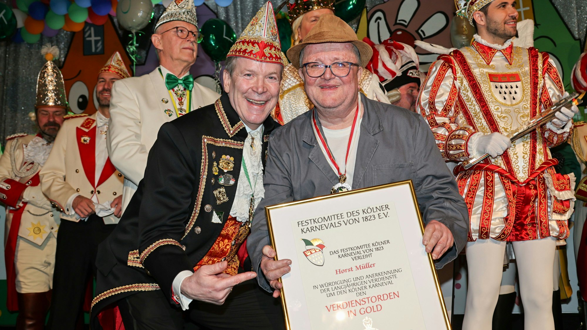 Christoph Kuckelkorn ehrt Horst Müller.