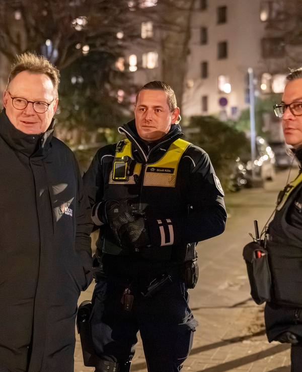 Oberbürgermeister Torsten Burmester begleitet den Kommunalen Ordnungsdienst am Brüsseler Platz im Belgischen Viertel.