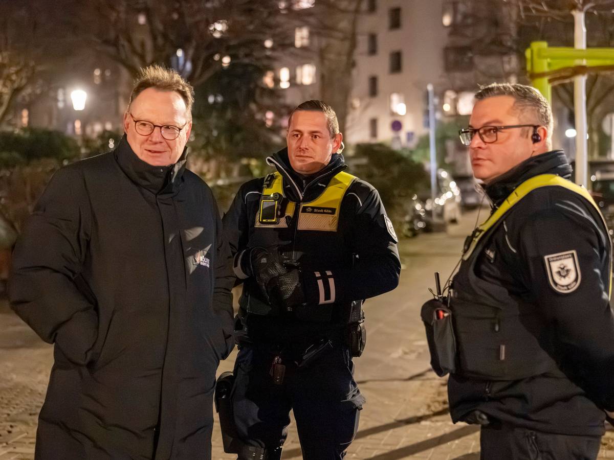 Oberbürgermeister Torsten Burmester begleitet den Kommunalen Ordnungsdienst am Brüsseler Platz im Belgischen Viertel.