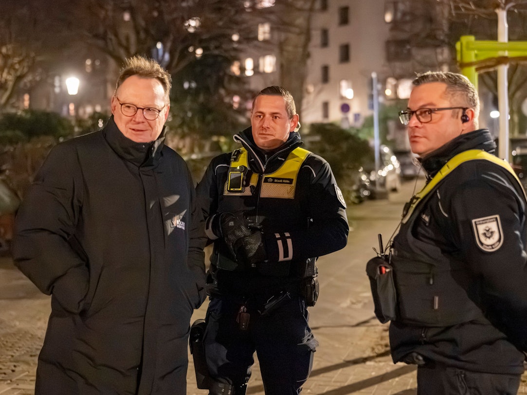 Oberbürgermeister Torsten Burmester begleitet den Kommunalen Ordnungsdienst am Brüsseler Platz im Belgischen Viertel.