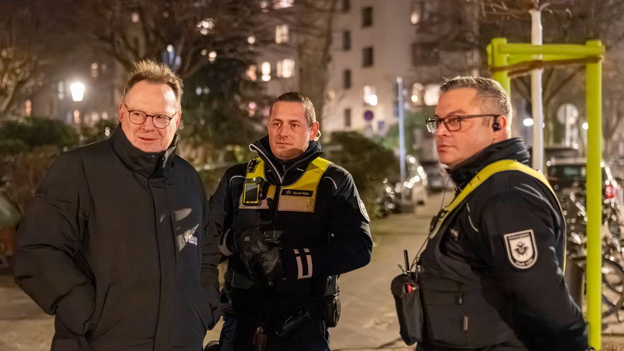 Oberbürgermeister Torsten Burmester begleitet den Kommunalen Ordnungsdienst am Brüsseler Platz im Belgischen Viertel.