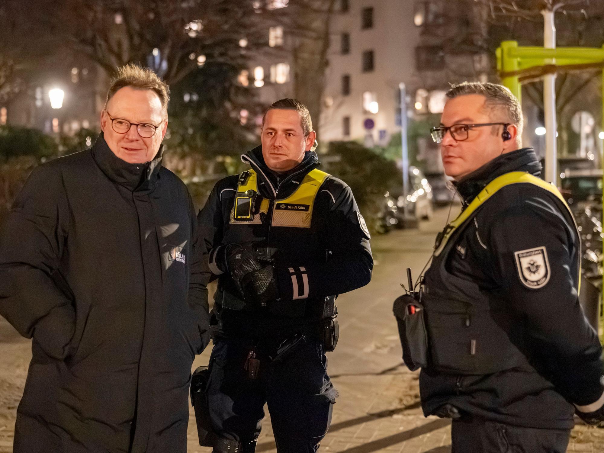 Oberbürgermeister Torsten Burmester begleitet den Kommunalen Ordnungsdienst am Brüsseler Platz im Belgischen Viertel.