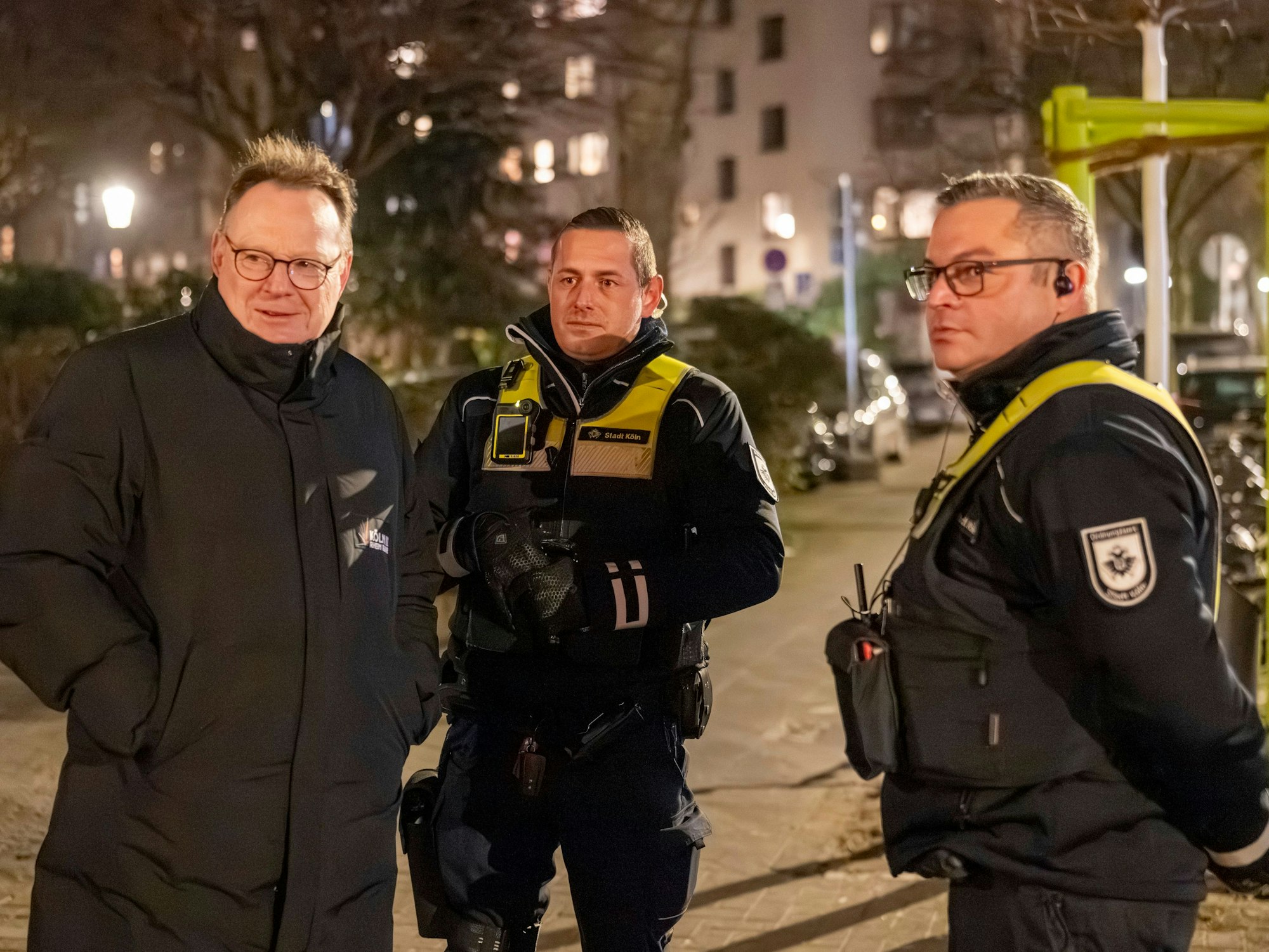 Oberbürgermeister Torsten Burmester begleitet den Kommunalen Ordnungsdienst am Brüsseler Platz im Belgischen Viertel.