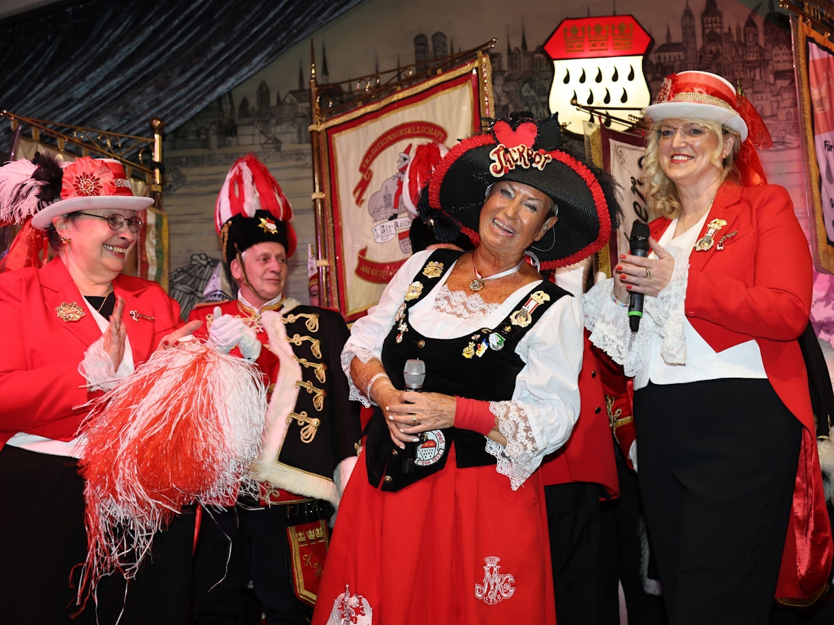 Marita Köllner erhält den „Hut der Sympathie“.