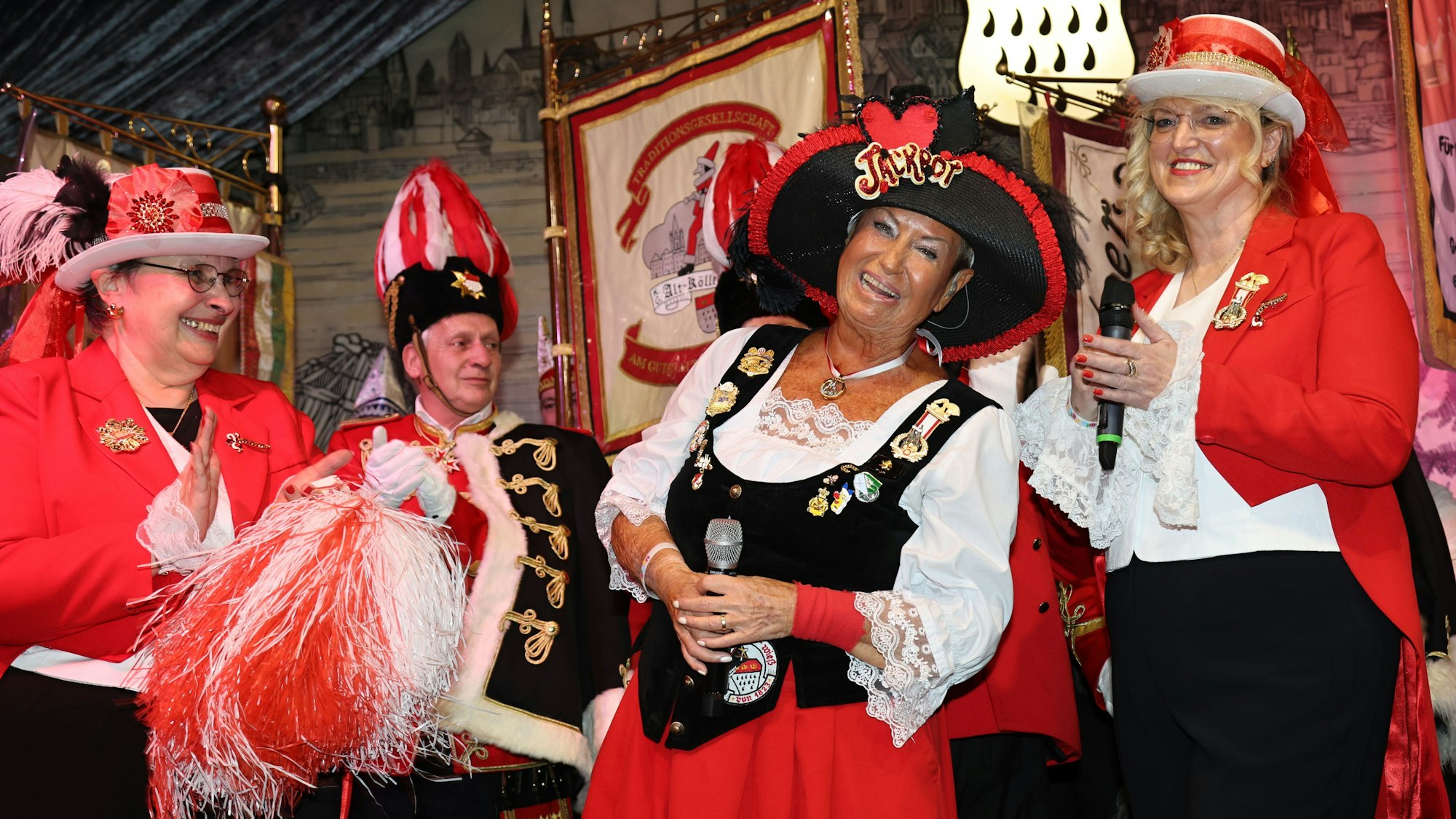 Marita Köllner erhält den „Hut der Sympathie“.