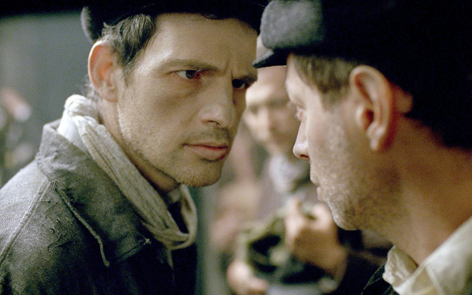 Saul (Géza Röhrig, links) arbeitet im jüdischen Sonderkommando im Vernichtungslager Auschwitz. Als er seinen Sohn unter den Leichen zu erkennen glaubt, will er ihn unbedingt beerdigen. (Bild: ARTE / Lakoon Filmgroup / Magyar Nemzeti Filmalap)