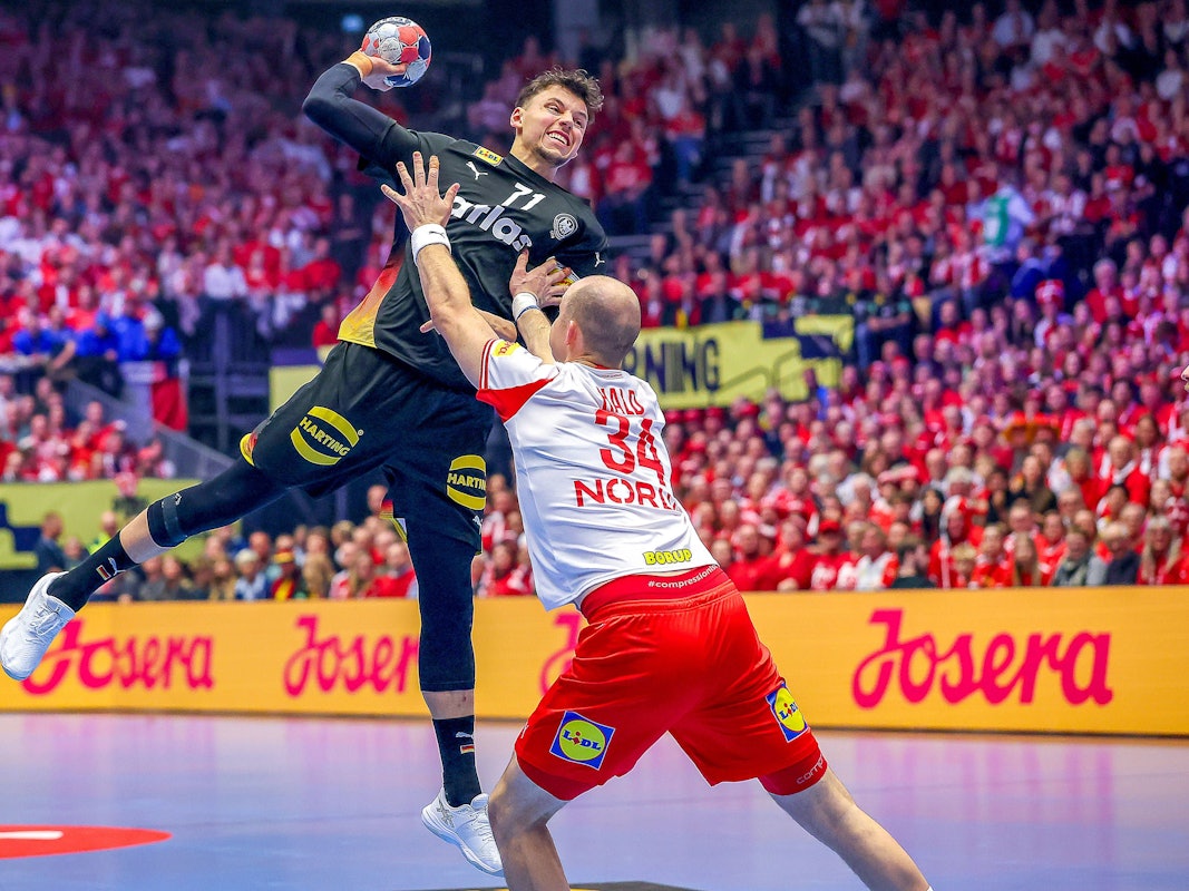 Simon Hald Jensen versucht, Marko Grgic beim Wurf zu stören.