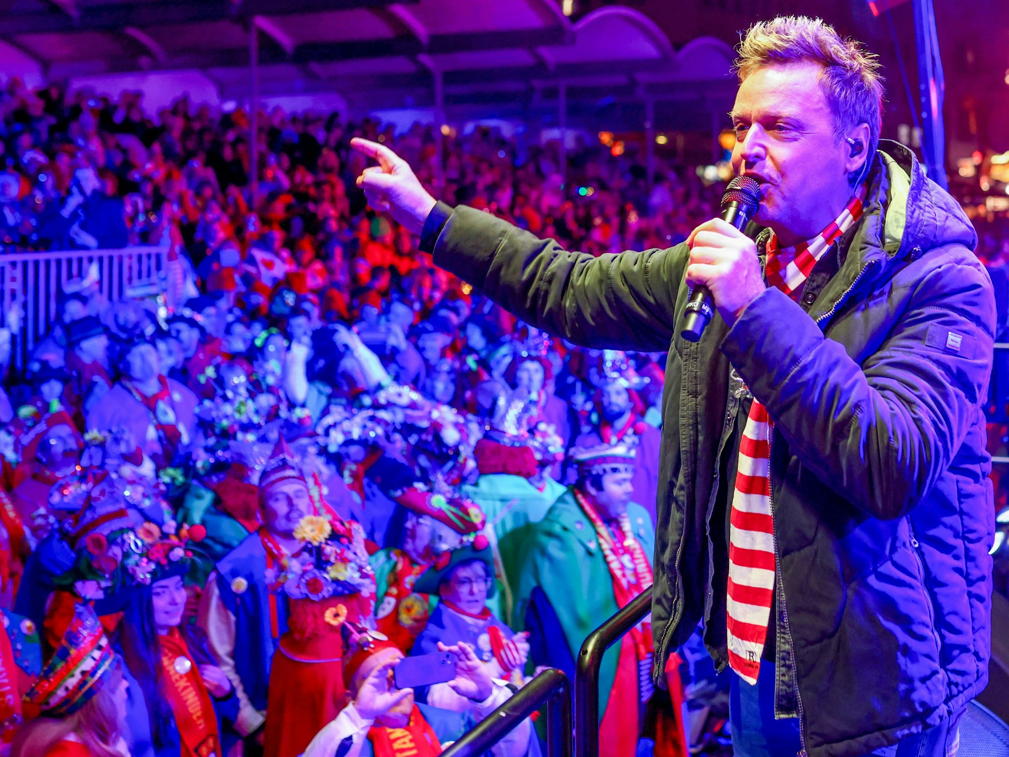 Die Bläck Fööss mit Sänger Mirko Bäumer stehen auf der Bühne.