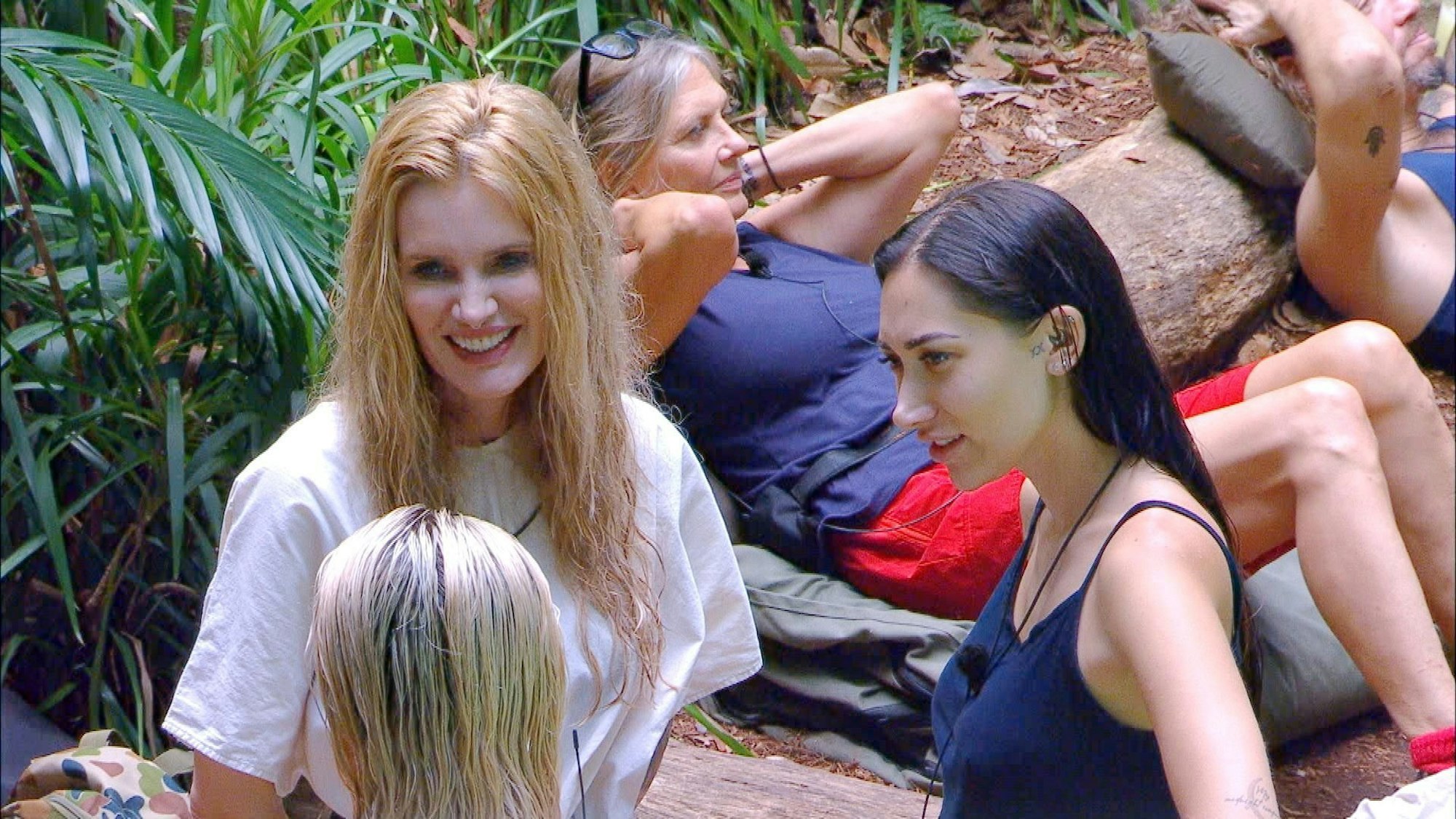 Ariel und Samira (r.) haken bei Mirja (l.) zu ihrer Ehe mit Sky du Mont nach.