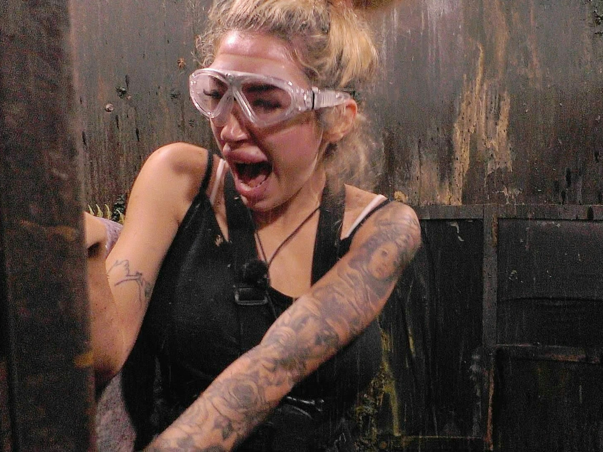 Ariel schreit bei einer Dschungelprüfung.